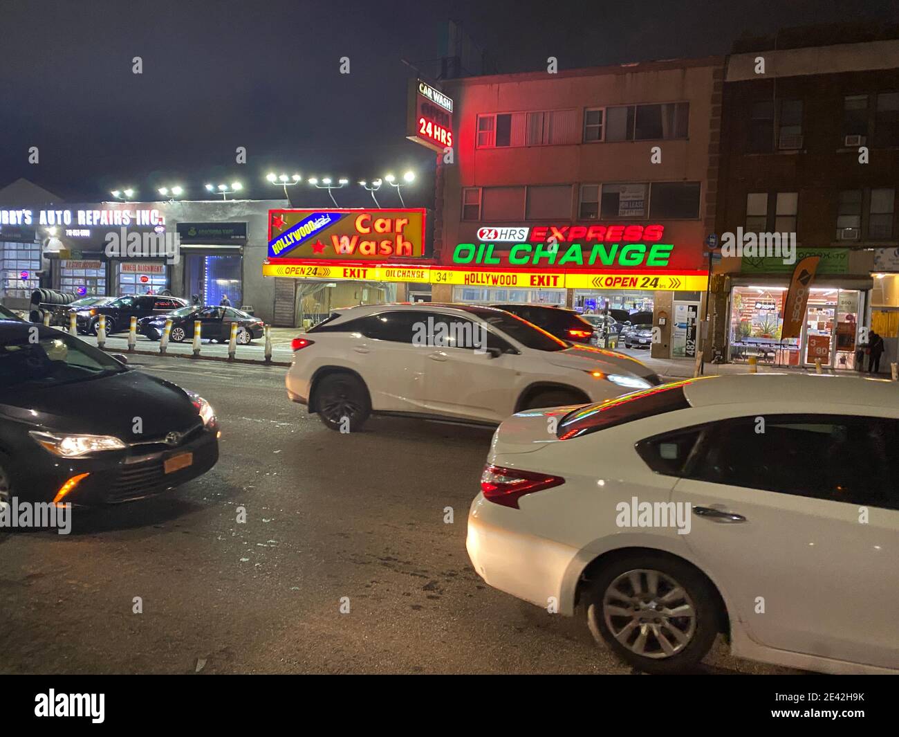 Autowaschanlage und Ölwechsel Express auf der Coney Island Avenue in Kensington, wo es viele Autogeschäfte in Brooklyn, New York gibt. Stockfoto