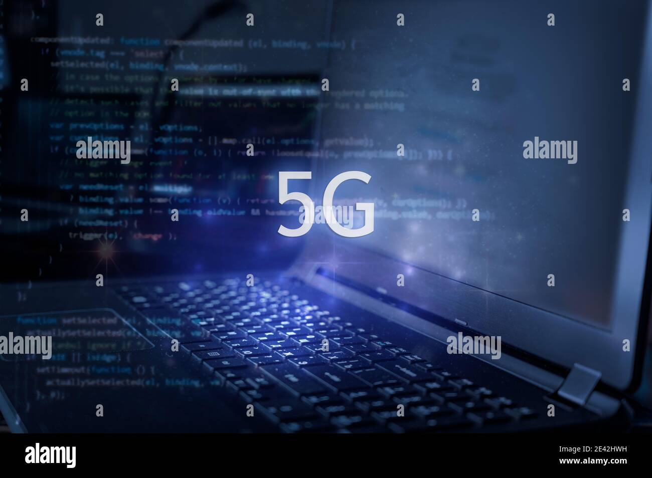 5G-Beschriftung vor Laptop und Code-Hintergrund. Technologiekonzept. Stockfoto
