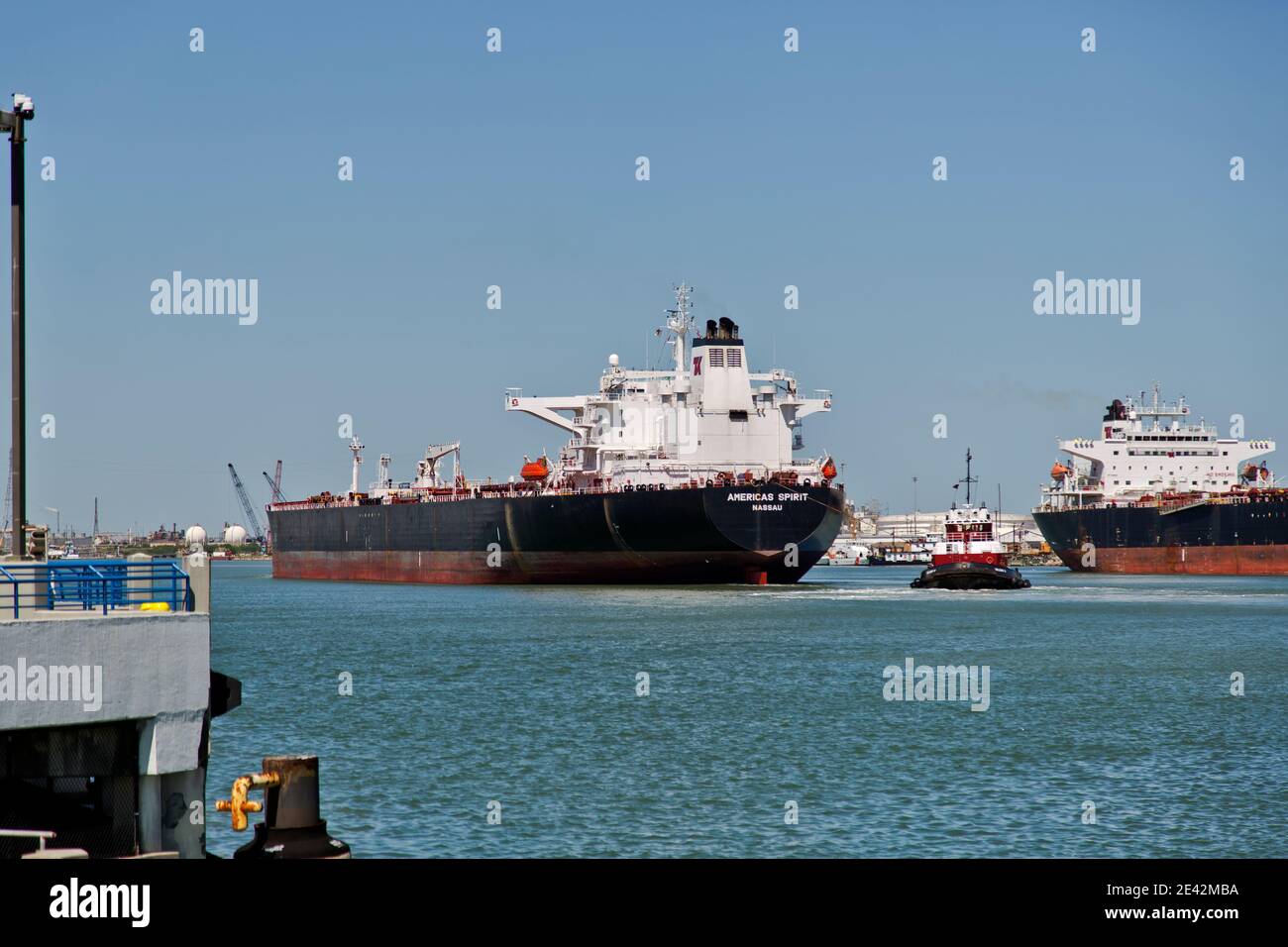 Leerer Petroleumträger 'Americas Spirit - Nassau', der den Hafen von Corpus Christi, das Pilotschiff, unterstützt, erreicht, Corpus Christi, Texas. Stockfoto