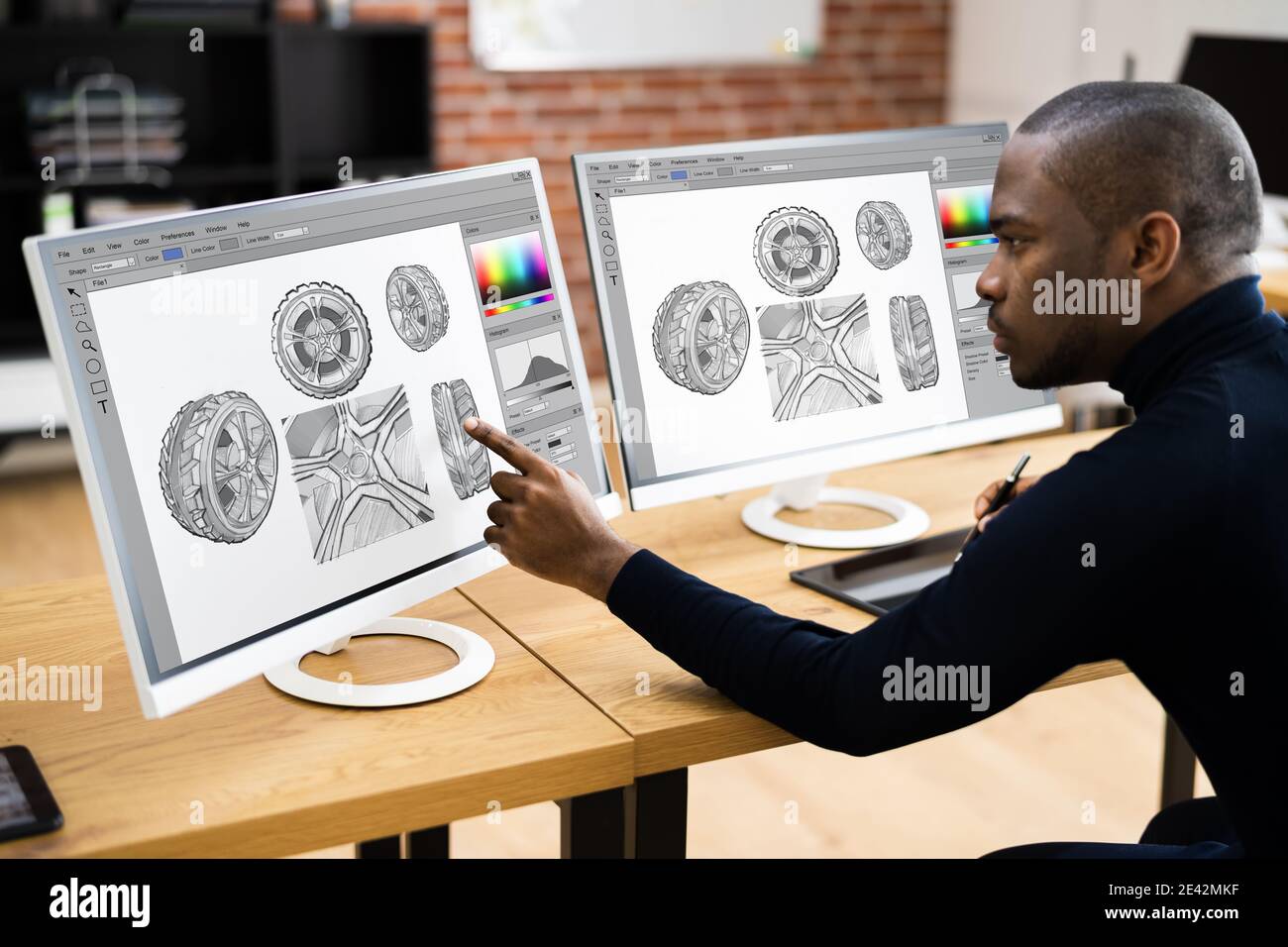African American Man Mit Graphic Tablet Painting Auf Dem Bildschirm Stockfoto