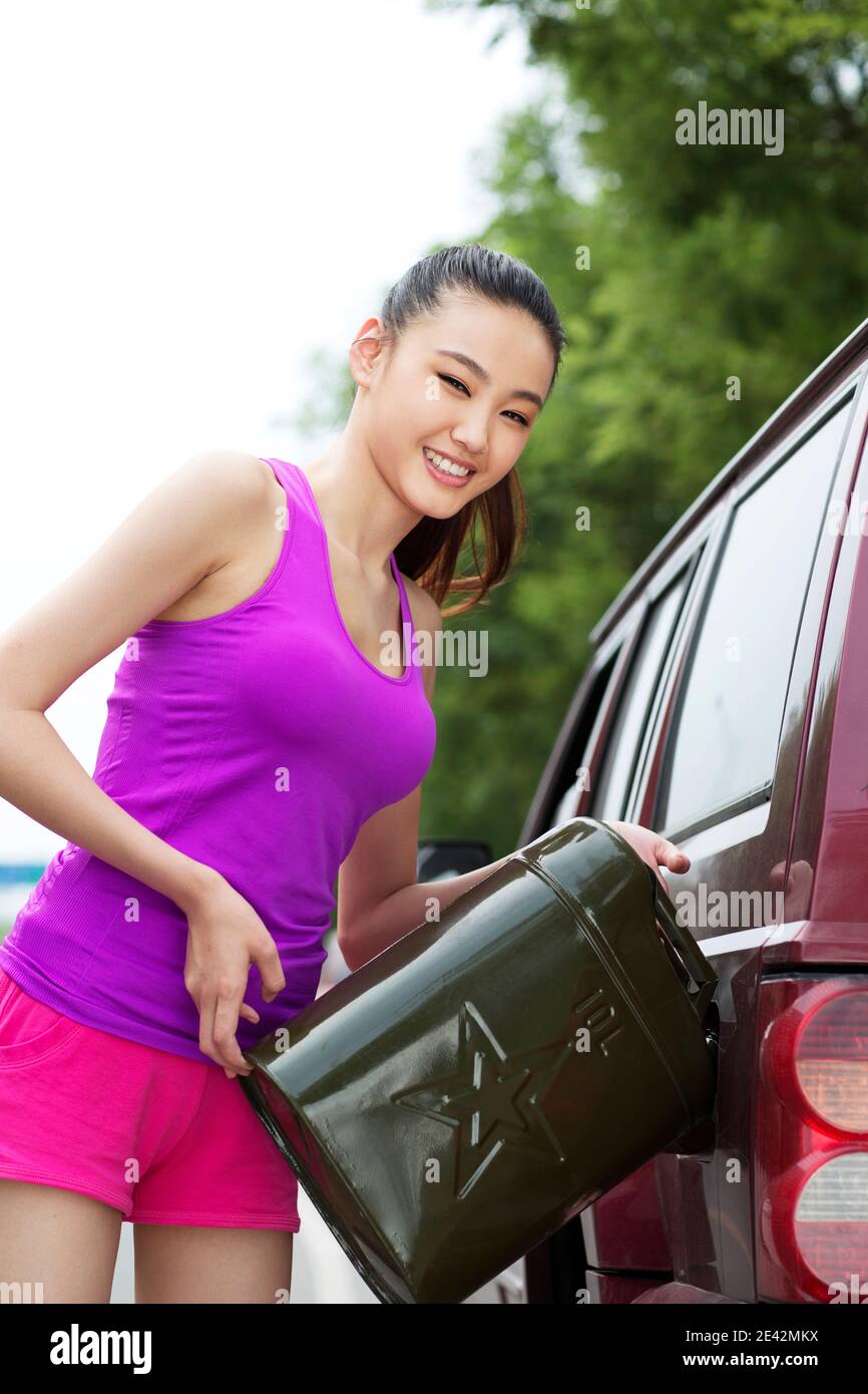 Junge Frauen zu Automobil-Benzin hochwertige Foto Stockfoto