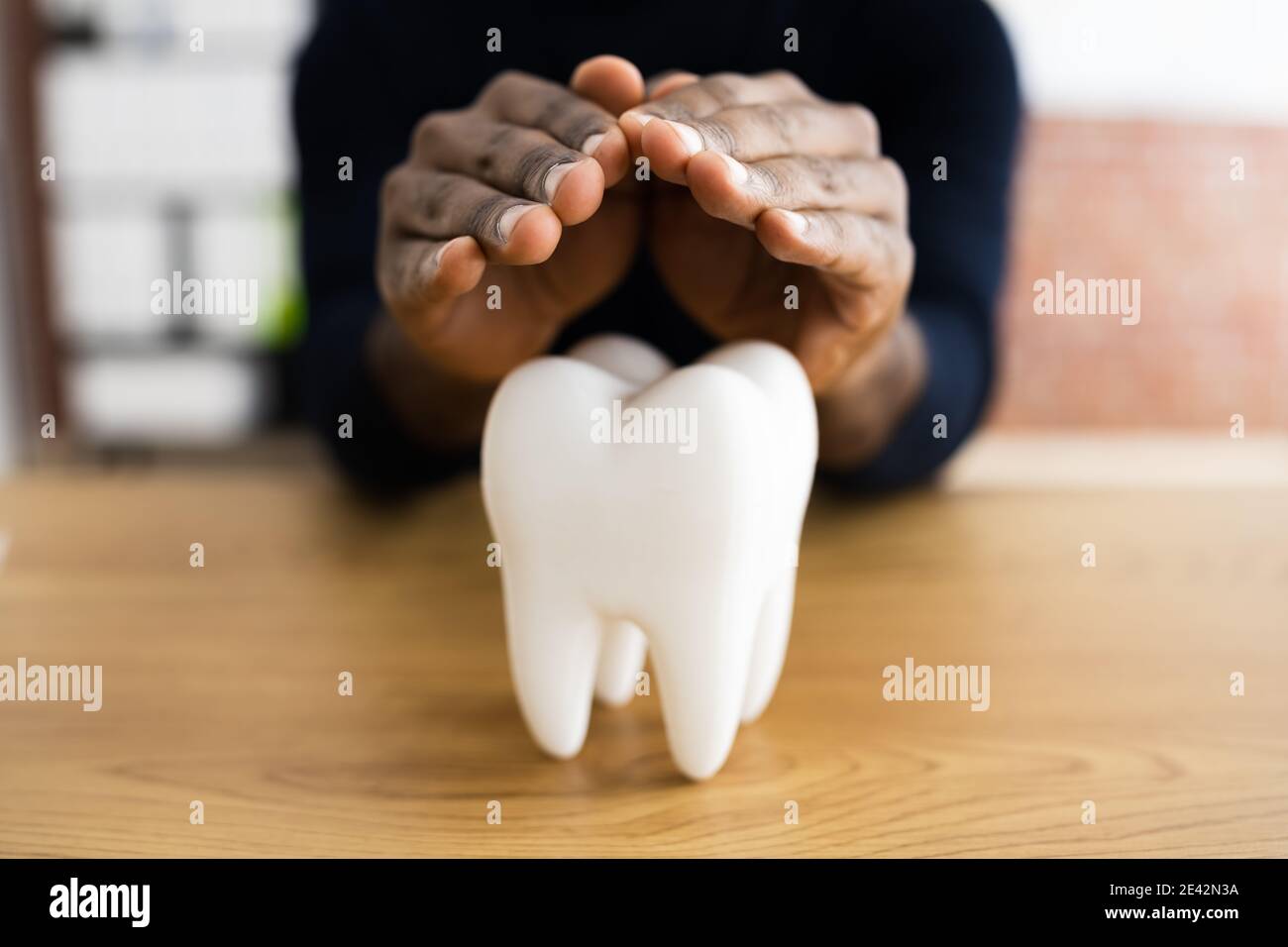 Zahnarztversicherung Und Ersetzen Emaille Service. Afroamerikanischer Mann Stockfoto