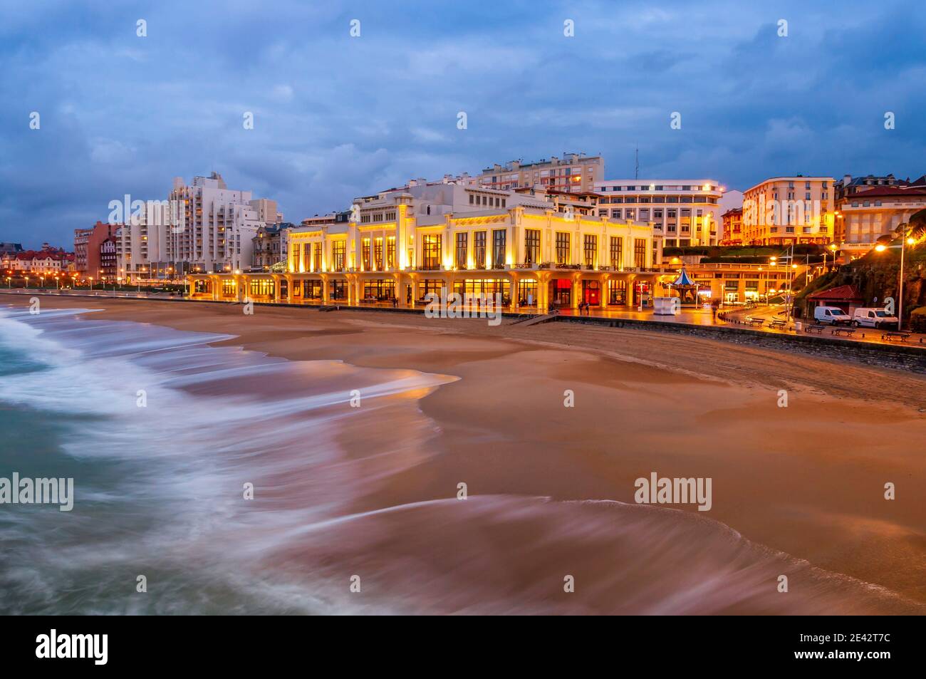 Casino am Strand von Biarritz im Baskenland in Neu-Aquitanien, bei Sonnenuntergang, Frankreich Stockfoto