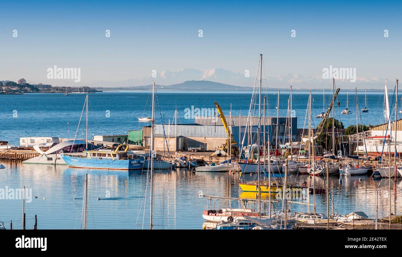 Marina von Balaruc les Bains auf dem Etang de Thau, und Mont Saint Loup und Mont Canigou, in Herault, Okzitanien, Frankreich Stockfoto