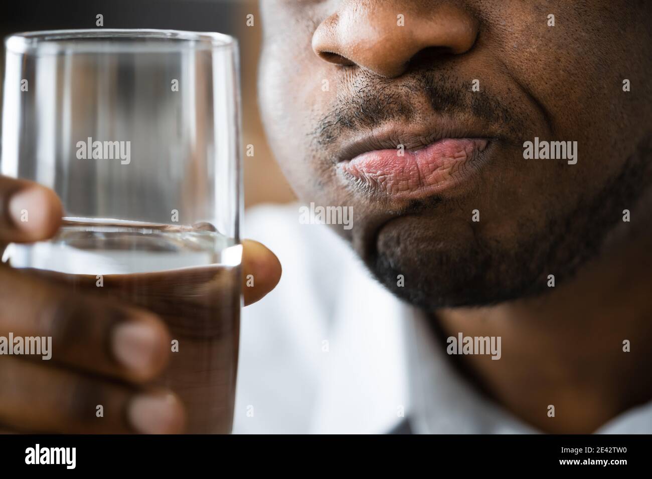 Wasser Mund Gurgeln Und Spülen. Afroamerikanischer Mann Mit Mundgeruch Stockfoto