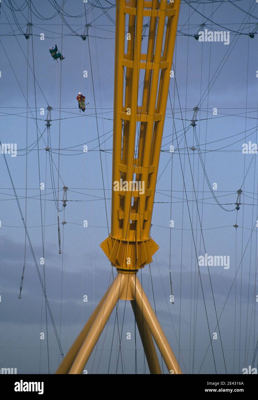 Millennium Dome, Greenwich, London. Abseilen von Arbeitern mit Spannkabeln Richard Rogers Partnership Stockfoto