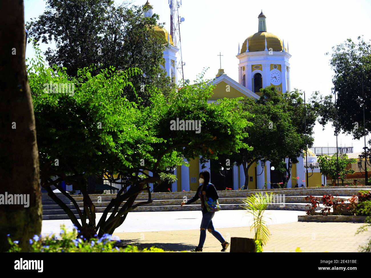 Guacara, Carabobo, Venezuela. Januar 2021. Januar 21, 2020. St. Augustine's Cathedral im Zentrum. Es ist erwähnenswert, dass Guacara einige strohfarbene Kirchen aus dem ersten Jahrzehnt des XVII Jahrhunderts hatte; jedoch ist die erste bekannte Kirche die von Pater Manuel Perez im Jahr 1624 gebaut wurde. Diese strohfarbenen Kirchen verschwanden eher, als Mauerkirchen gebaut wurden, und die erste davon wurde von Don Agustin Nicolas de Herrera im Jahr 1687 an dem Ort gebaut, an dem sie heute steht, wurde aber durch das Erdbeben von 1812 völlig zerstört. Der damalige Priester, Erzbischof Colly Prat, informierte Hi Stockfoto