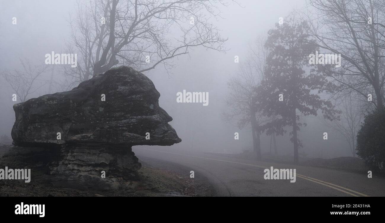 Old man of the Mountain Felsformation gesehen im Nebel auf Lookout Mountain, TN in der Nähe der Lookout Mountain School. Bemerkenswert in seiner Ähnlichkeit mit dem alten Mann. Stockfoto