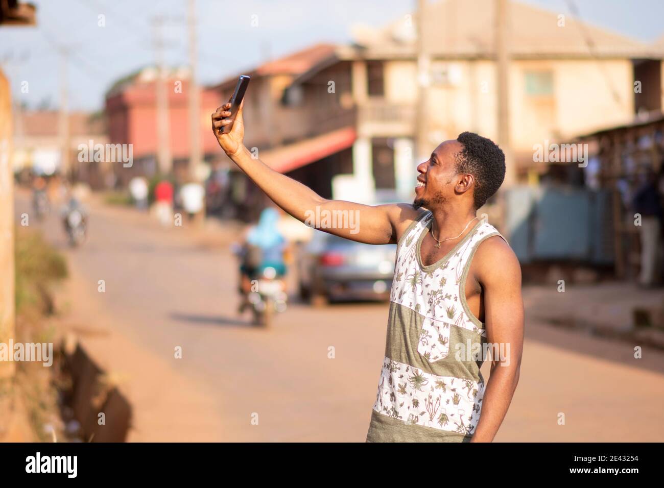 Junger schwarzer Mann nimmt ein Selfie mit seinem Handy Stockfoto