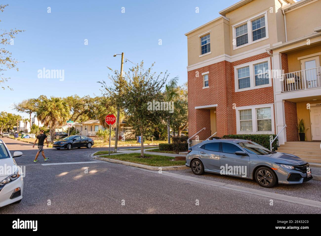 Mann, der an der Grenze zwischen Alt und Neu unterwegs ist - Hyde Park, ein gentrifiziertes Viertel in Tampa, Florida Stockfoto