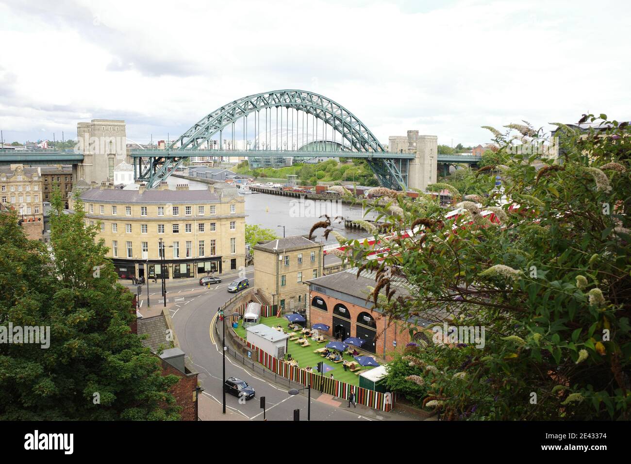 Newcastle upon Tyne Großbritannien: 2. August 2020: Blick auf Newcastle Quayside und Riverside mit Außengelände Stockfoto