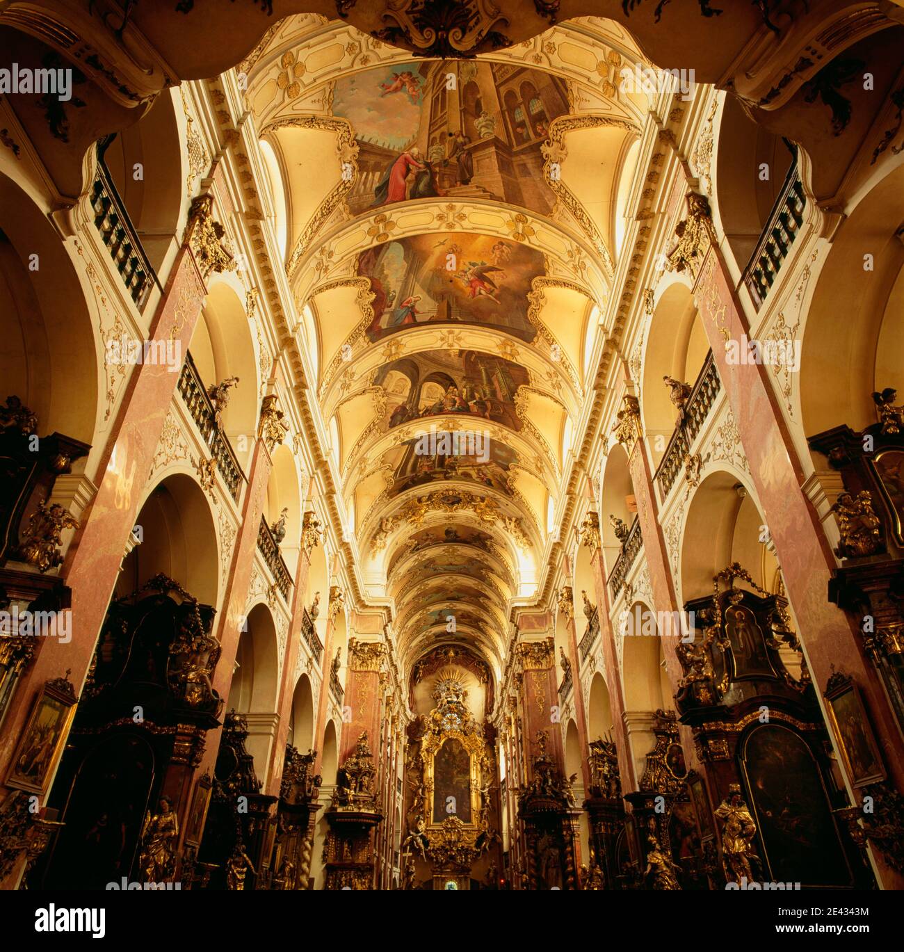 Kirchenschiff Gewölbe in St. Nikolaus Kirche. Prag. Stockfoto