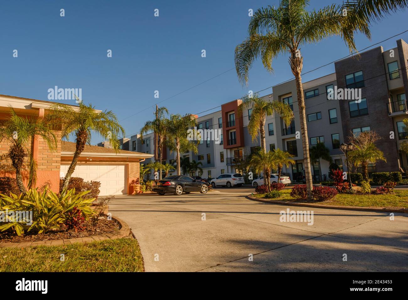 An der Grenze von alt und neu - Tampa Heights, Tampa, Florida. Gegründet 1883. Die Nachbarschaft durchläuft Gentrifizierung. Stockfoto