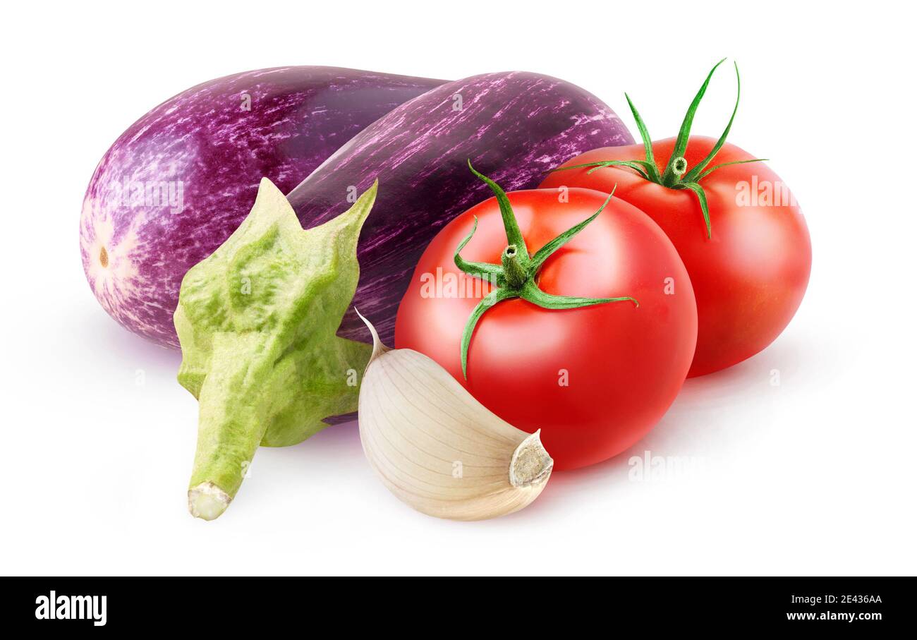 Isoliertes Gemüse. Rohe Auberginen, Tomaten und Knoblauch isoliert auf weißem Hintergrund Stockfoto