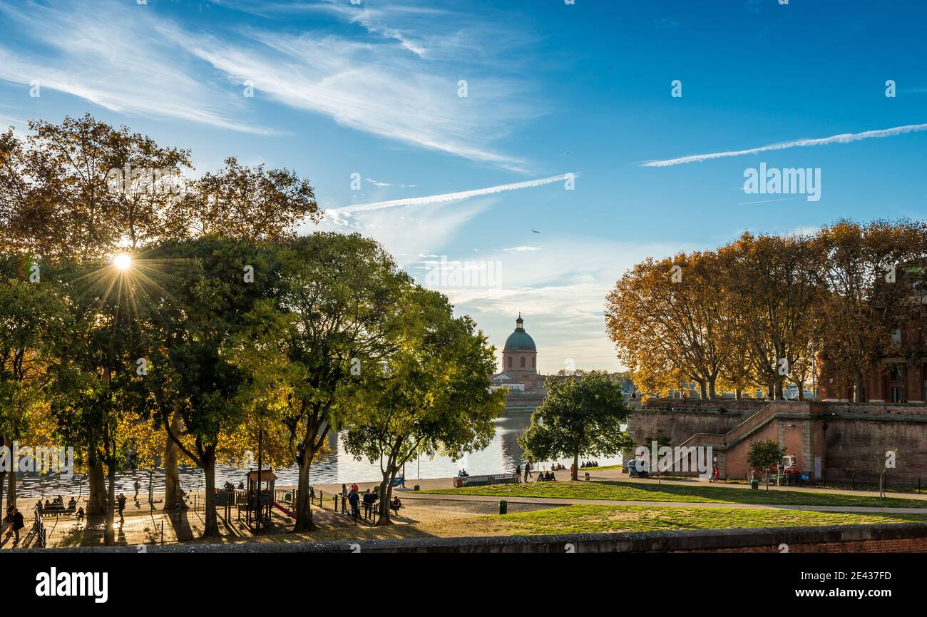 Sonniger Tag am Ufer der Garonne, Place de la Daurade, in Toulouse, Okzitanien, Frankreich Stockfoto