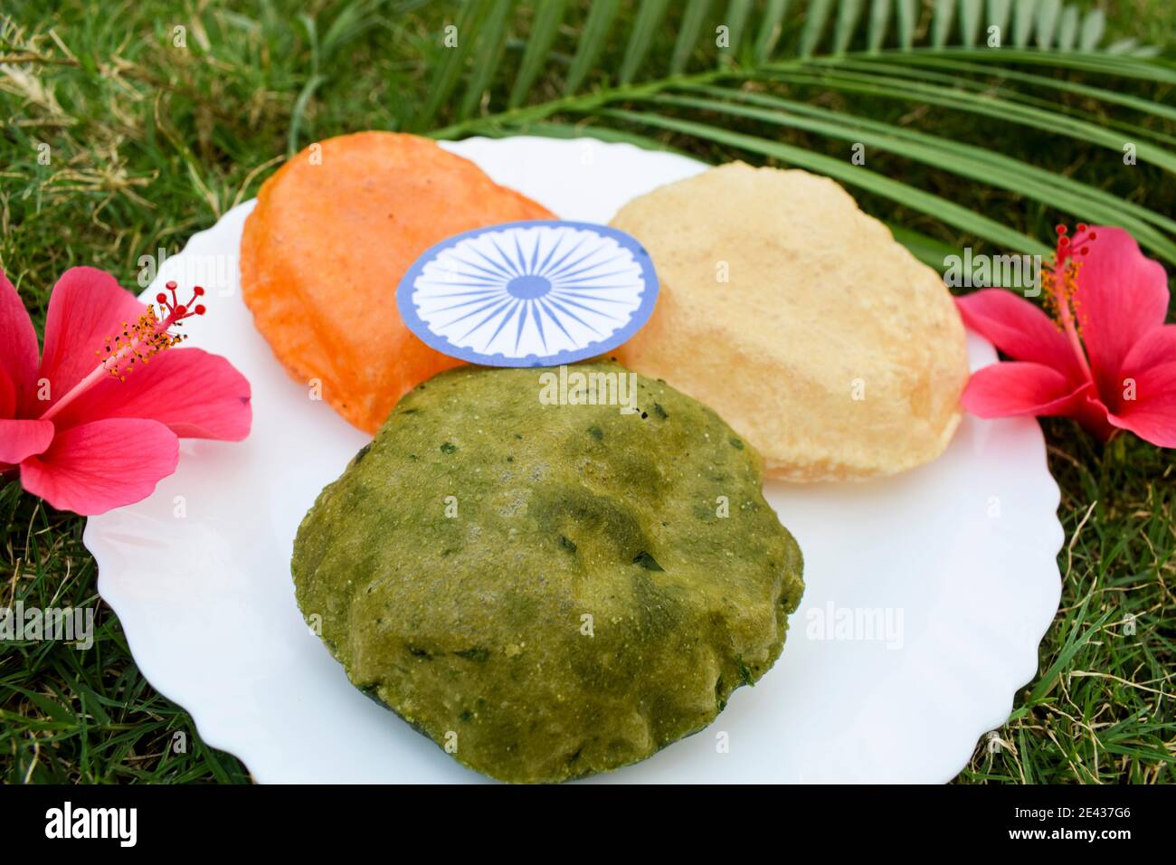 Indien tricolor tricolor Essen Frühstück von Spinat puri, Karotten puri und einfach puri. Konzept für indian republic Day Feier am 26. januar mit einem Stockfoto