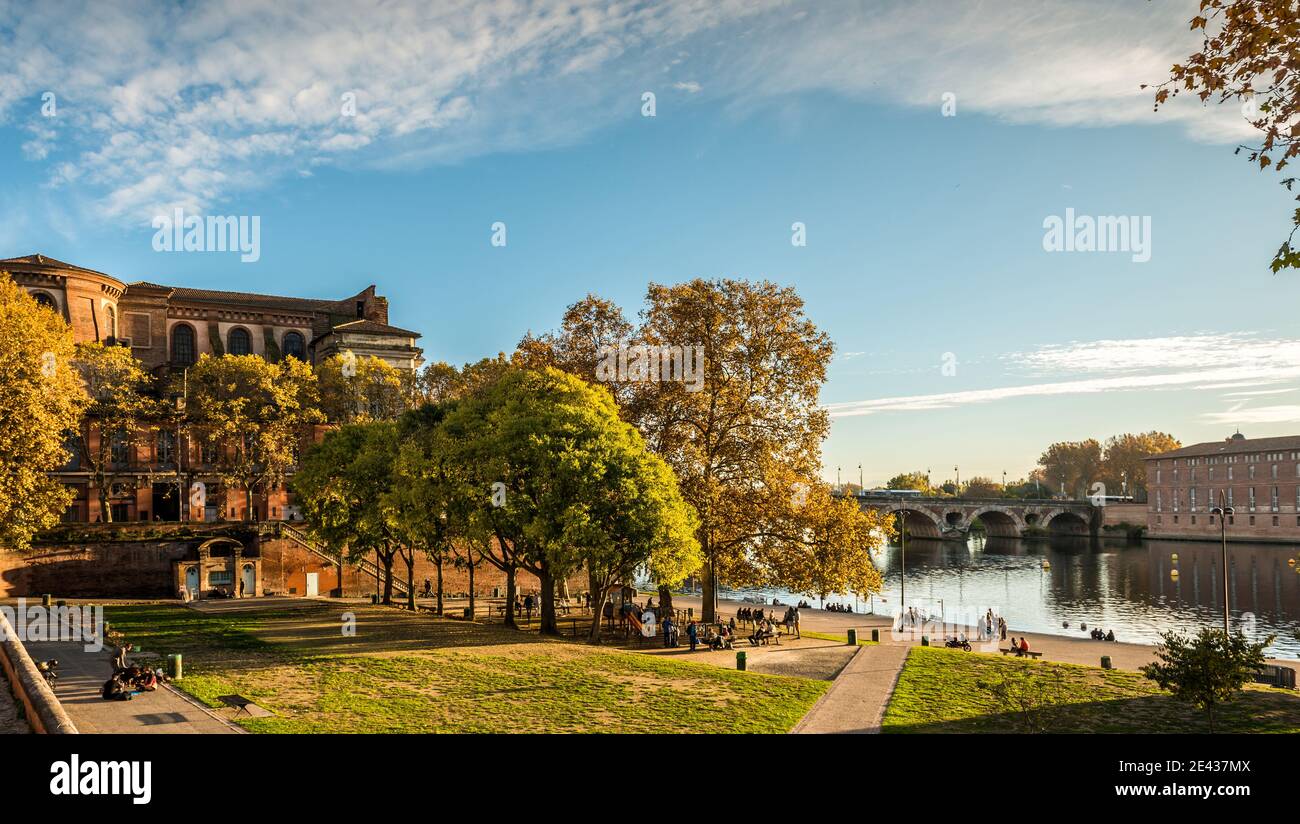 Sonniger Tag am Ufer der Garonne, Place de la Daurade, in Toulouse, Okzitanien, Frankreich Stockfoto