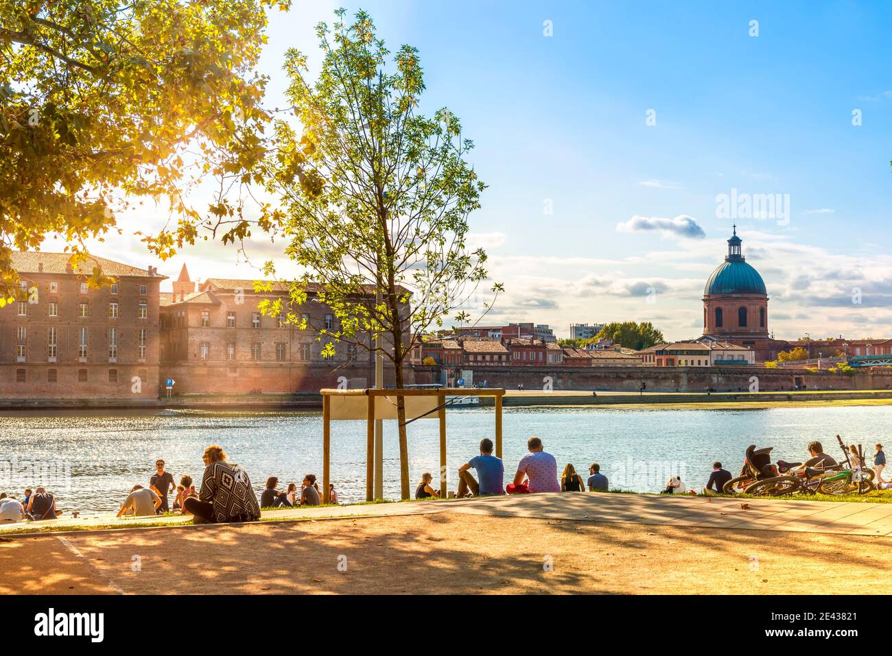 Sonniger Tag am Ufer der Garonne, Place de la Daurade, in Toulouse, Okzitanien, Frankreich Stockfoto