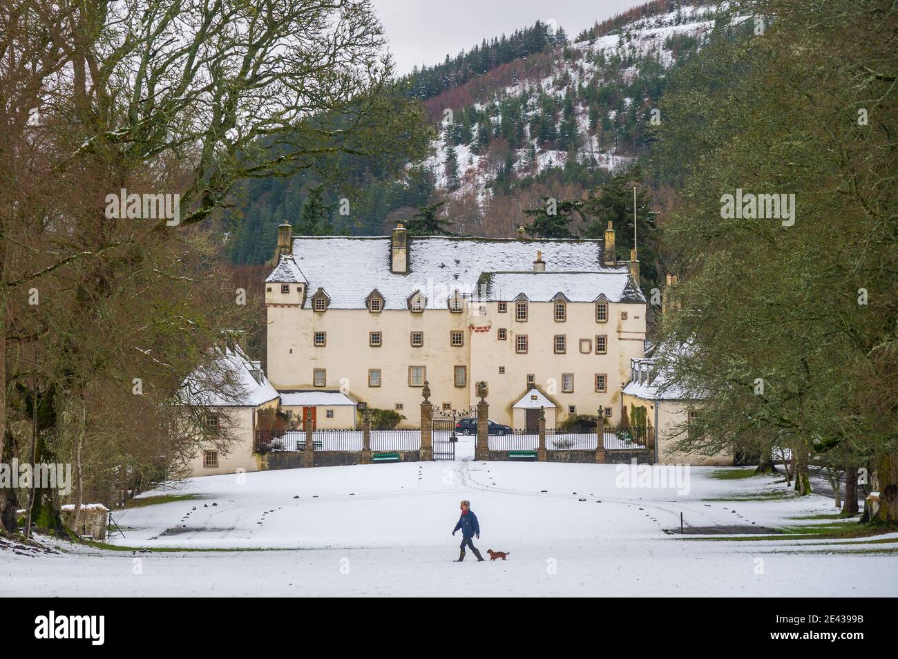 Traquair Scottish Borders, Großbritannien. Januar 2021. VEREINIGTES KÖNIGREICH. Schottland, Großbritannien, kaltes Wetter, Schnee. Ein Blick auf eine winterliche Szene von Schneefall im Traquair House, in den Scottish Borders. Das Bild zeigt Catherine Maxwell Stuart, die Besitzerin des Traquair House, bei ihrem König Charles Spaniels im Schnee, Delphie und Delores. Traquair, ScotlandÕs ältestes bewohntes Haus. Besucht von 27 Scottish Kings und Queens Traquair stammt aus dem Jahr 1107 und wird seit 1491 von der Familie Stuart bewohnt. Quelle: phil wilkinson/Alamy Live News Stockfoto