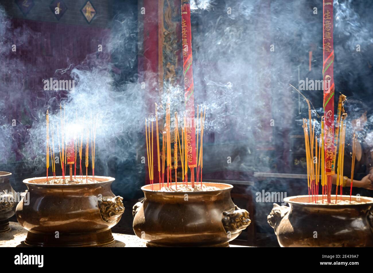 Rauchen konische Räucherstäbchen und Urnen am Chua Thien Hau Tempel in Cho Lon, Ho Chi Minh Stadt, Vietnam. Stockfoto