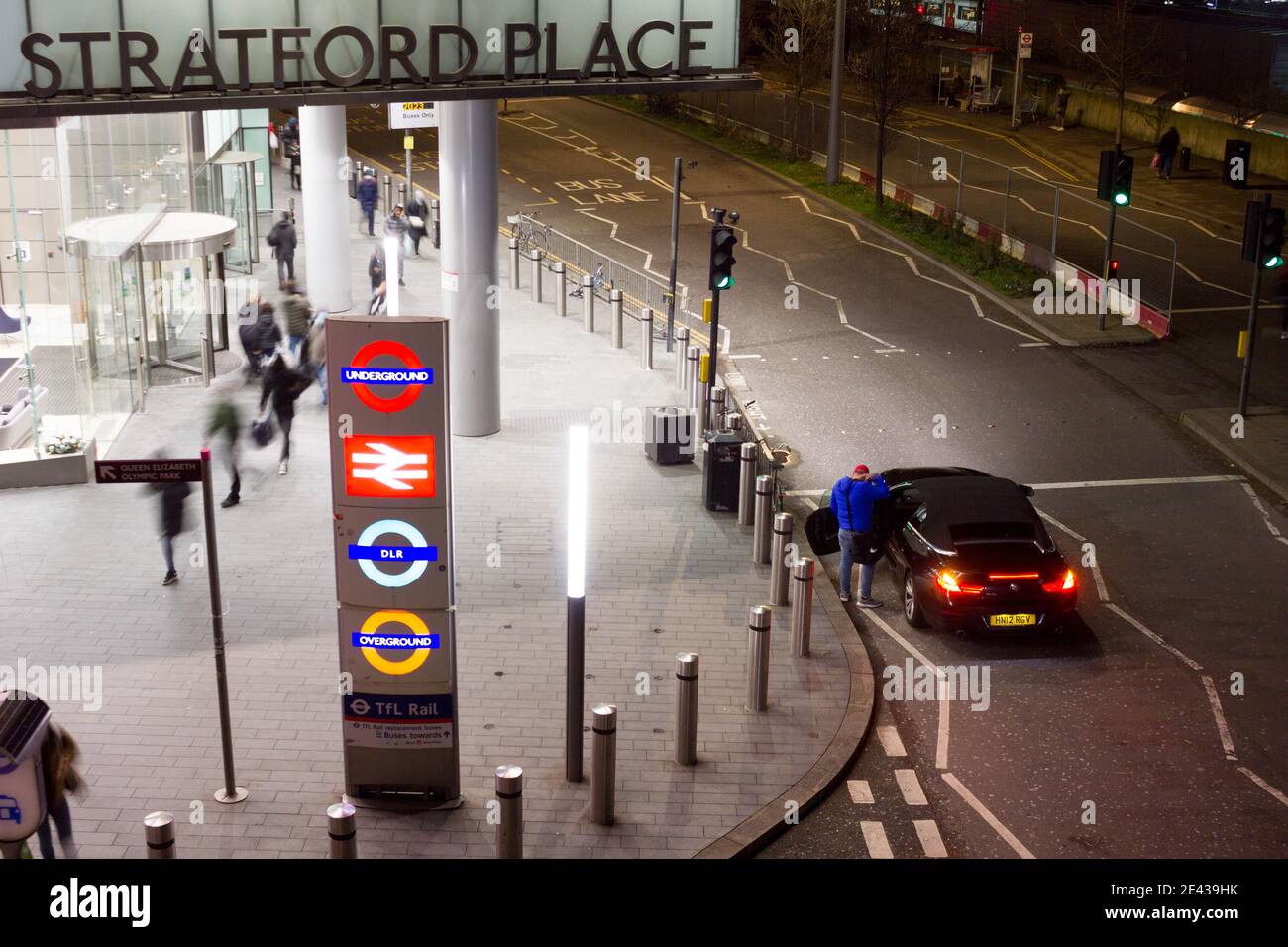 Der Mann kam in das Auto und wartete vor dem stratford Place, wo er die U-Bahn, den Bus, die Überlandbahn und die britische Nationaleisenbahn anbrachte Stockfoto