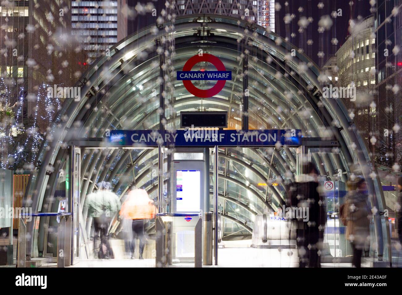 Canary Wharf Station unter Schneeflocken wie Beleuchtung Display Stockfoto