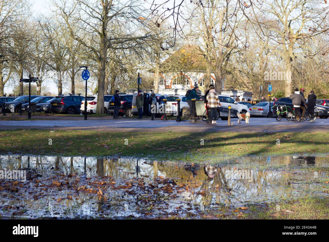 Menschen chatten in der Blase in Greenwich tun Outdoor tägliche Übung London, Großbritannien Stockfoto