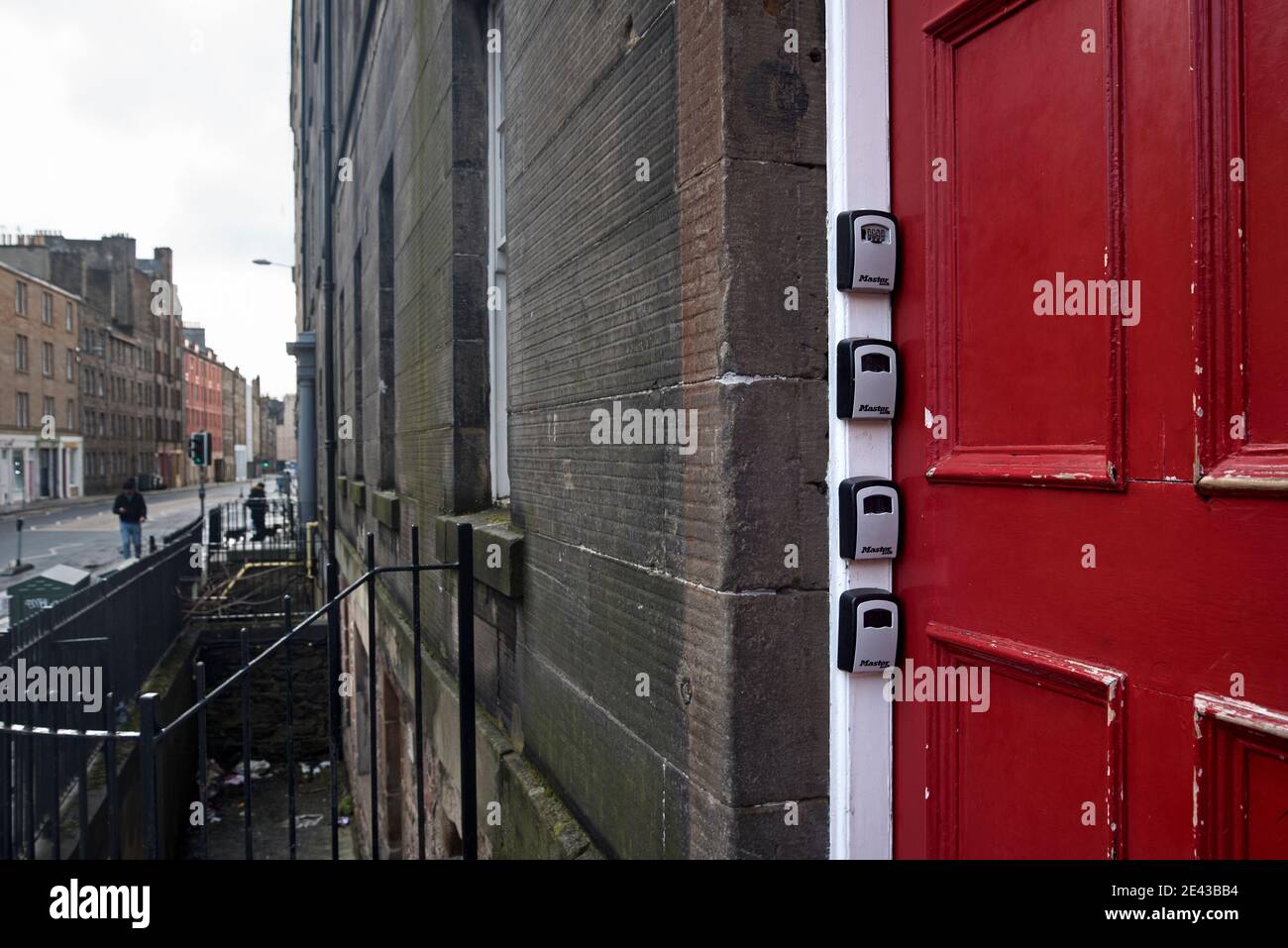 Vier Schlüsseltresore für Airbnb oder kurzfristige Anmieten an der Tür zu einem Mietshaus in Buccleuch Street, Edinburgh, Schottland, Großbritannien. Stockfoto