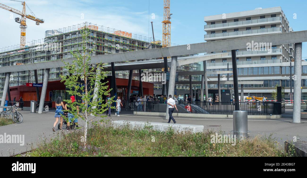 Zürich, Schweiz - 12. August 2020: Bahnhof Stettbach vor Gebäuden Stockfoto