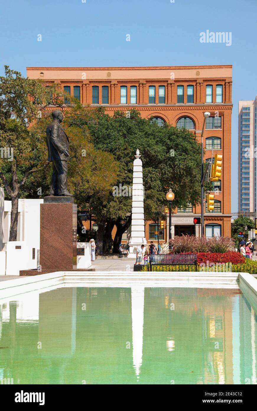 Dallas, Texas - 2009. September: Wasserspiel am Denkmal am Dealey Plaza, wo die Ermordung von Präsident John F. Kennedy stattfand Stockfoto