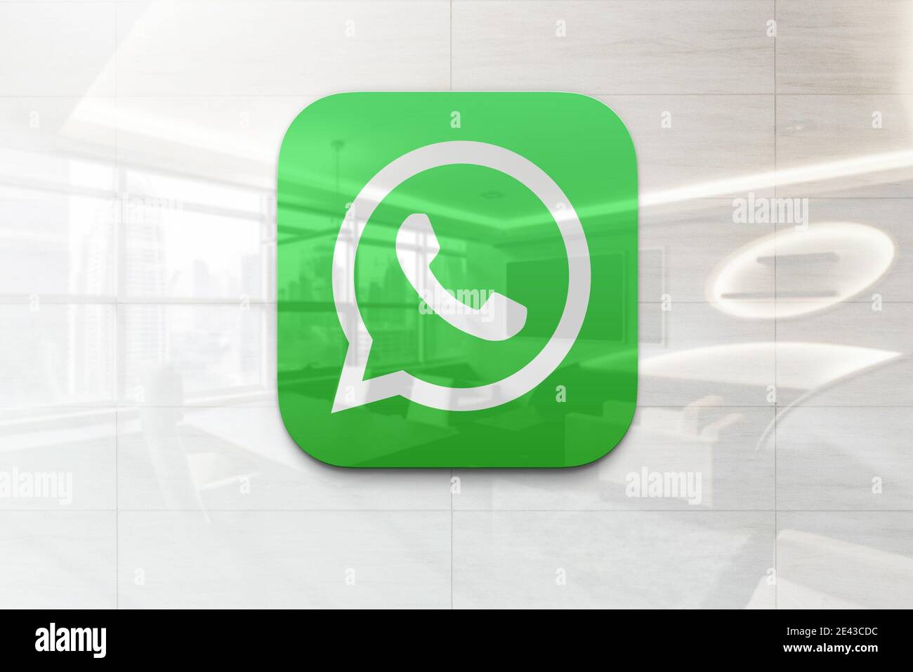 WhatsApp-Logo auf reflektierender Business-Wandtafel Stockfoto