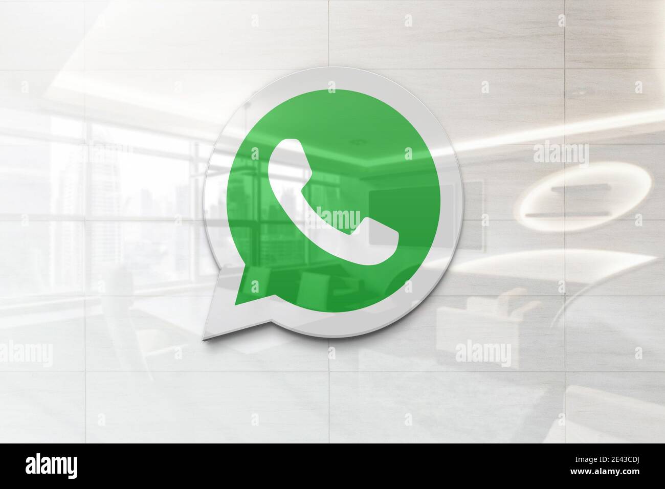 WhatsApp-Logo auf reflektierender Business-Wandtafel Stockfoto