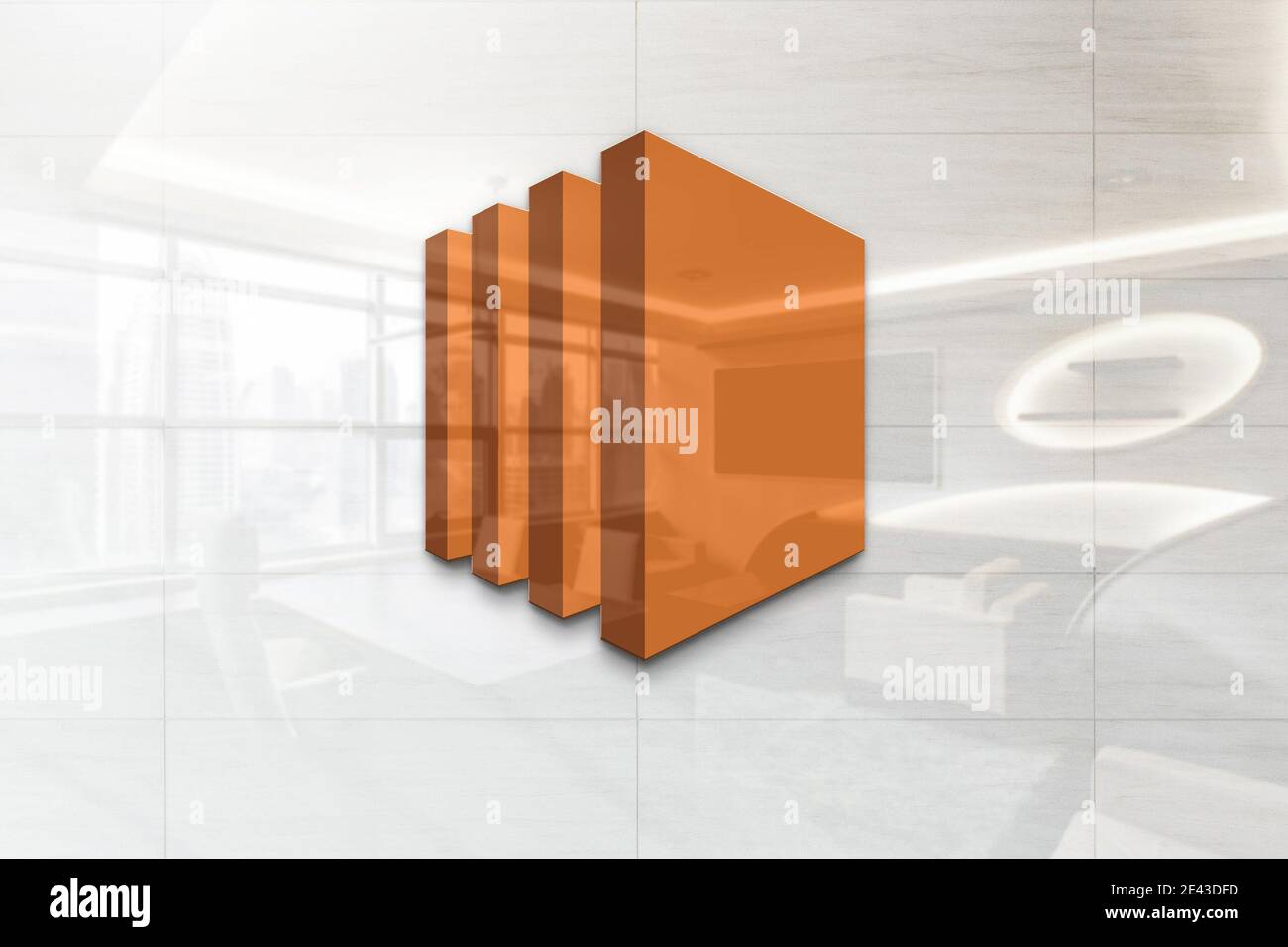 Amazon Web Services Logo auf reflektierender Business-Wandtafel Stockfoto