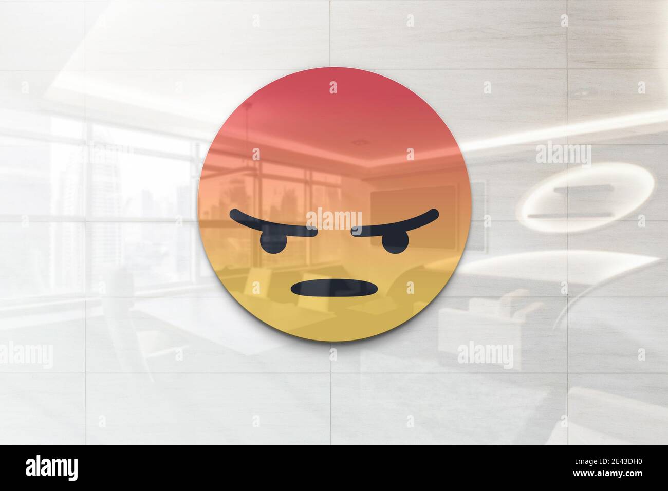 facebook-Angry-Logo auf reflektierender Business-Wandtafel Stockfoto