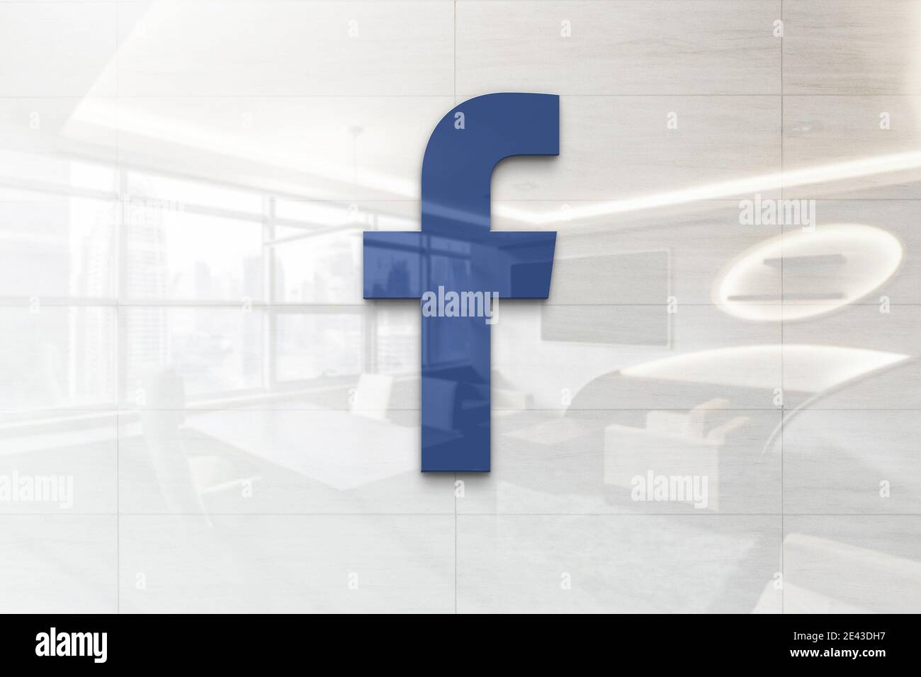 facebook-Logo auf reflektierender Business-Wandtafel Stockfoto