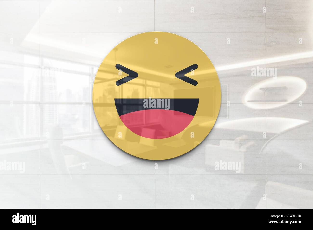 facebook haha emoji-Logo auf reflektierender Business-Wandtafel Stockfoto