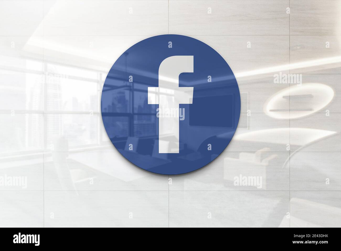 facebook-Logo auf reflektierender Business-Wandtafel Stockfoto