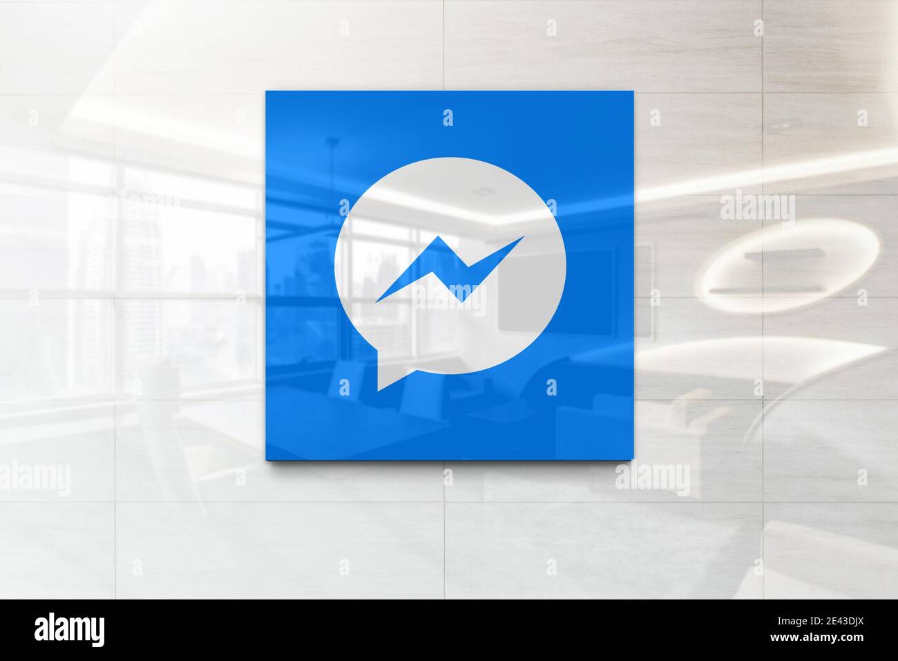 facebook Messenger Logo auf reflektierender Business Wandtafel Stockfoto