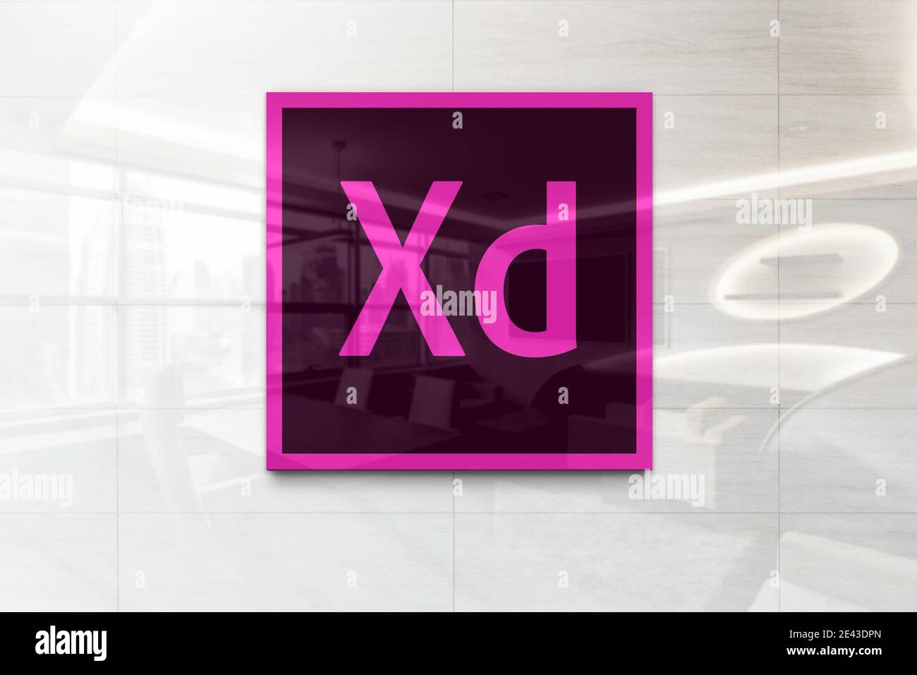 adobe xd-Logo auf reflektierender Business-Wandtafel Stockfoto