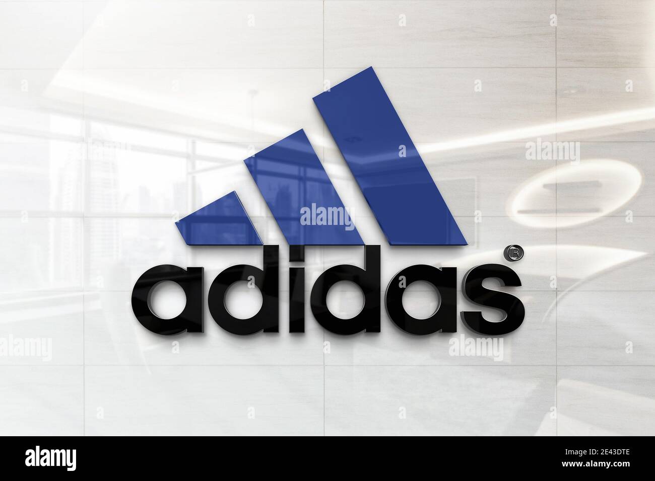 Adidas Logo auf reflektierender Business-Wandtafel Stockfoto