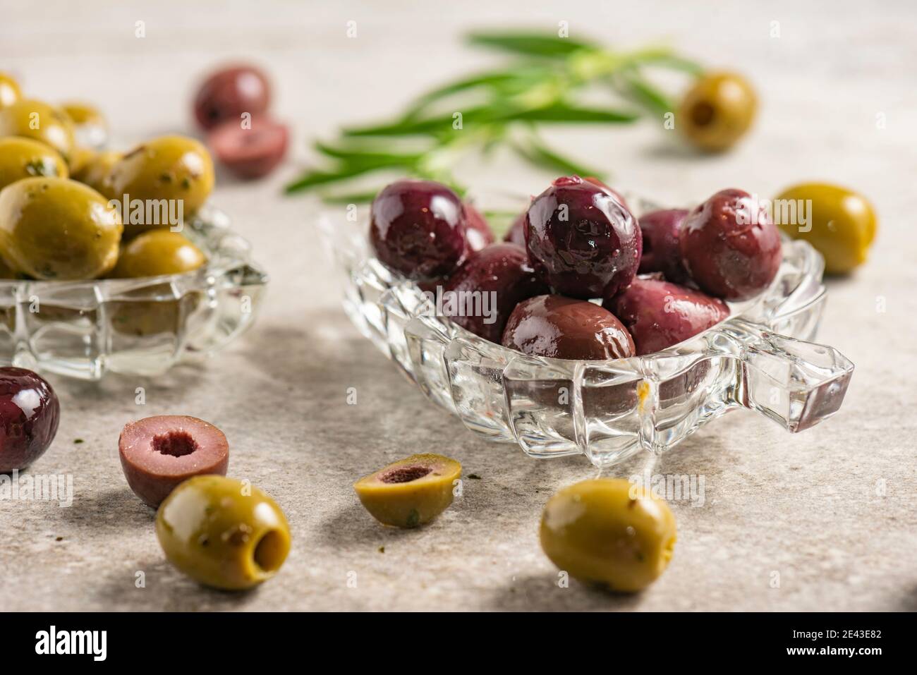 Oliven in Schale Stockfoto