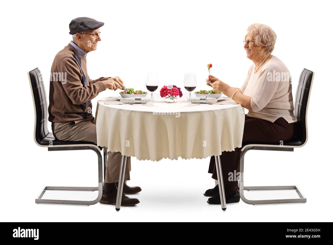 Ältere Männer und Frauen mit Salat und Wein Eine auf weißem Hintergrund isolierte Tabelle Stockfoto