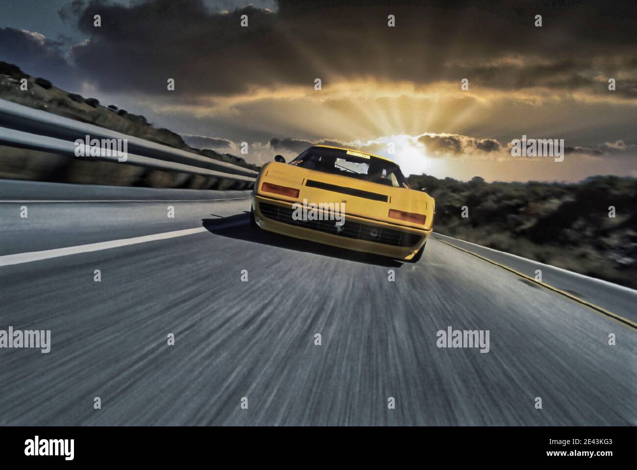 Aufnahme eines „exotischen“ Ferrari, der bei Sonnenaufgang über der Laureles Grade zwischen Salinas und Carmel Valley, Kalifornien, USA, gefahren ist Stockfoto