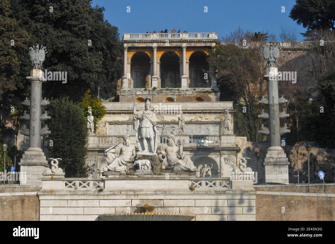 Stufen führen von der Piazza del Popolo ('Volksplatz') zum Pincio nach Osten; und Fontana del Nettuno.. Rom, Italien Stockfoto