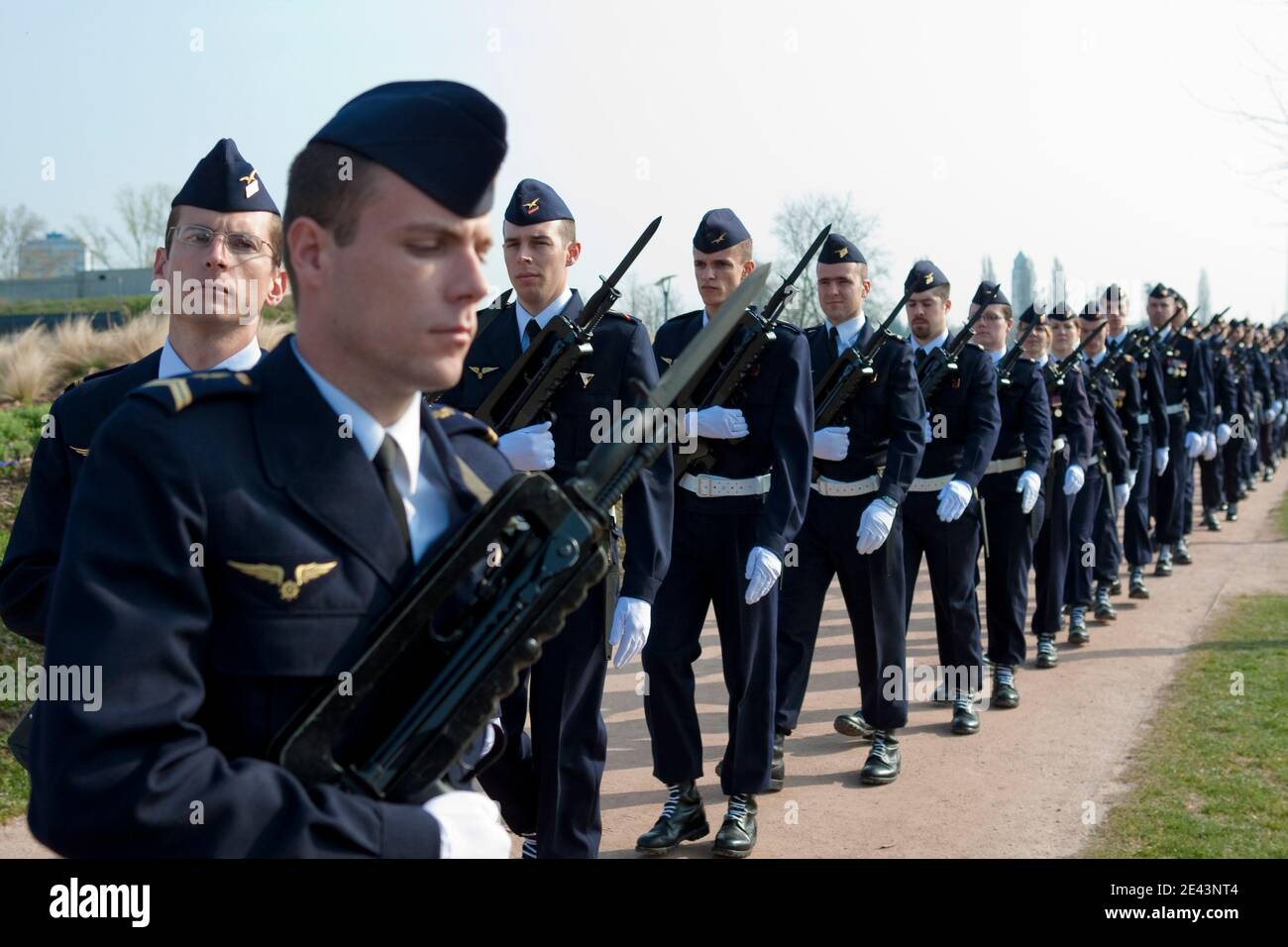 Militärische Zeremonie während einer Gedenkfeier für die toten NATO-Soldaten während des NATO-Gipfels in der Passerelle des Deux-Rives Straßburg, Frankreich am 4. April 2009. Staats- und Regierungschefs, Außenminister und Verteidigungsminister der 28 NATO-Mitgliedsstaaten nehmen am Gipfel vom 3-4. Bis zum 60. Jahrestag des transatlantischen Militär- und Politischen vom 16. Bis zum 16. April in Straßburg, Kehl und Baden Baden Teil. Foto von ABACAPRESS.COM Stockfoto