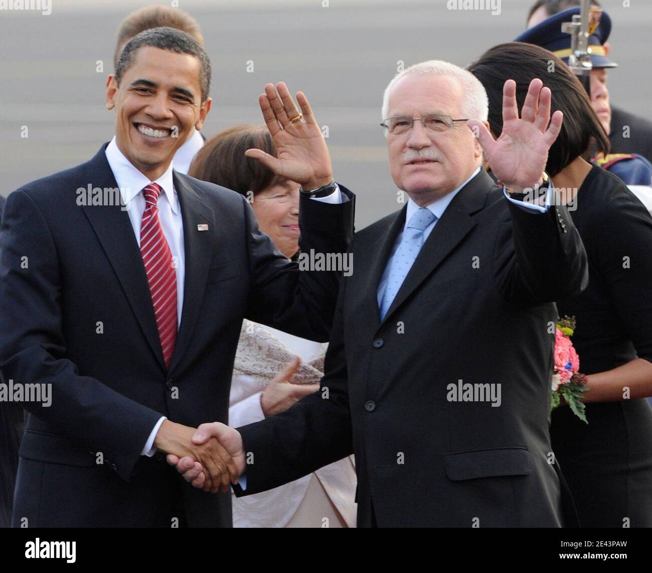 Der tschechische Präsident Vaclav Klaus, rechts, begrüßt den US-Präsidenten Barack Obama, links, nachdem die Air Force One am 4. April 2009 auf dem Prager Flughafen Ruzyne in Prag, Tschechische Republik, gelandet ist. Obama wird am Sonntag in der tschechischen Hauptstadt mit den Staats- und Regierungschefs der Europäischen Union auf dem EU-US-Gipfel zusammentreffen. Phoyto von Rene Volfik/CTK/ABACAPRESS.COM Stockfoto