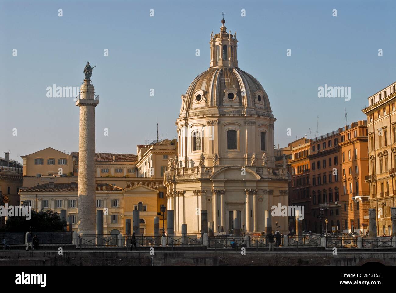 Trajans Forum: Trajans Säule und Santissimo Nome di Maria al Foro Traiano Kirche. Rom, Italien Stockfoto