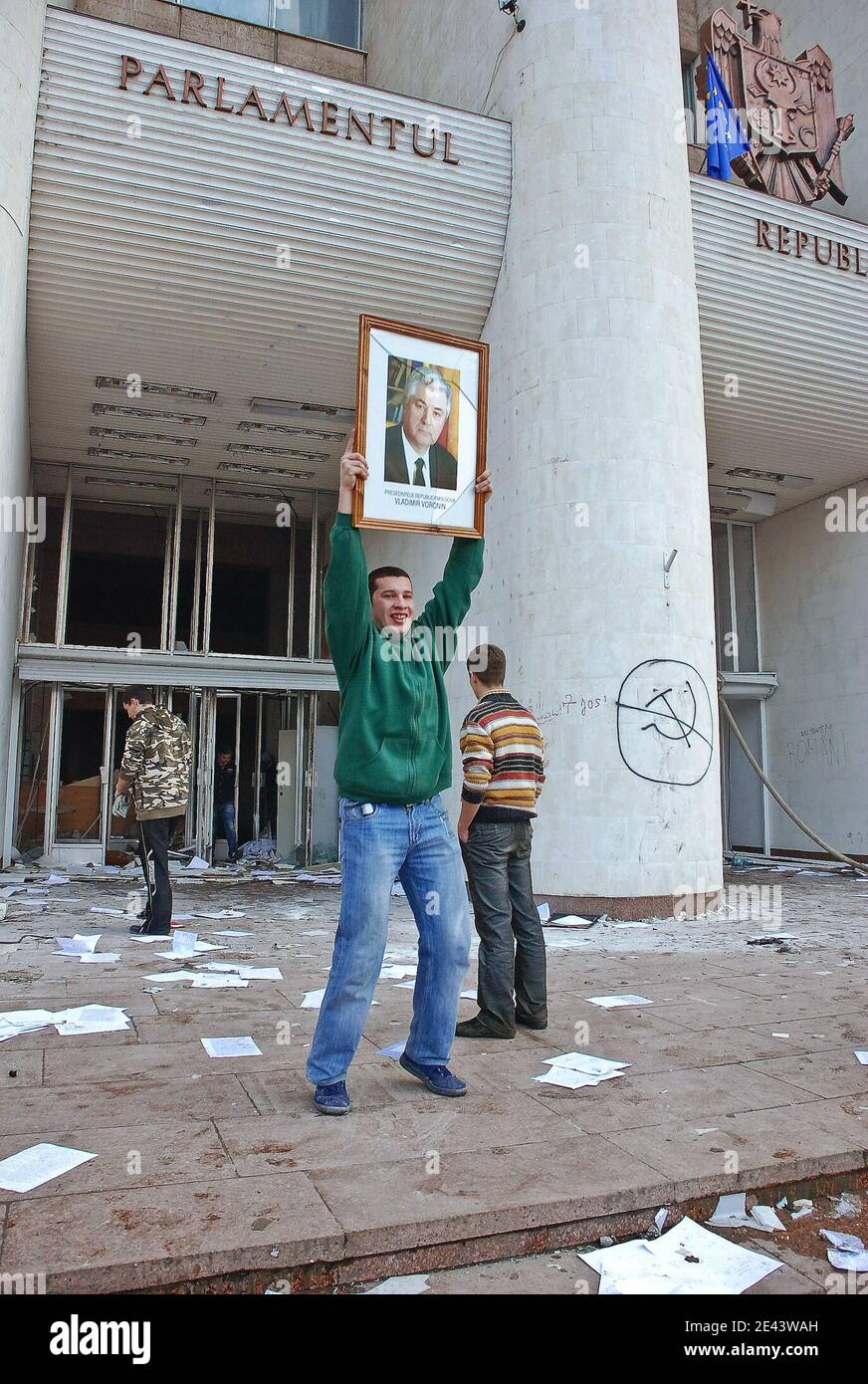 Studenten und Demonstranten haben am 7. April 2009 das parlament des Landes in Chisinau, Moldawien, angegriffen, um gegen den Sieg der regierenden Kommunistischen Partei von Präsident Voronin zu protestieren. Regierungsfeindliche Unruhen in Moldawien haben einen langjährigen diplomatischen Streit mit Rumänien entflammt, was das Ziel von Bukarest, seinen kleineren Nachbarn auf engere Beziehungen zur Europäischen Union zu bringen, erschwert. Moldawiens kommunistischer Präsident Vladimir Voronin beschuldigte das benachbarte Rumänien, versucht zu haben, seine Regierung zu stürzen, und ordnete Massenverhaftungen von Demonstranten im ärmsten Staat Europas an. Die EU sagte, sie sei zutiefst besorgt Stockfoto