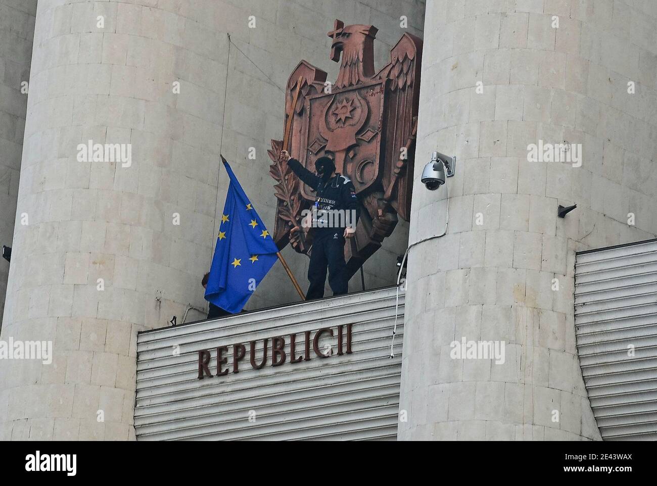 Studenten und Demonstranten haben am 7. April 2009 das parlament des Landes in Chisinau, Moldawien, angegriffen, um gegen den Sieg der regierenden Kommunistischen Partei von Präsident Voronin zu protestieren. Regierungsfeindliche Unruhen in Moldawien haben einen langjährigen diplomatischen Streit mit Rumänien entflammt, was das Ziel von Bukarest, seinen kleineren Nachbarn auf engere Beziehungen zur Europäischen Union zu bringen, erschwert. Moldawiens kommunistischer Präsident Vladimir Voronin beschuldigte das benachbarte Rumänien, versucht zu haben, seine Regierung zu stürzen, und ordnete Massenverhaftungen von Demonstranten im ärmsten Staat Europas an. Die EU sagte, sie sei zutiefst besorgt Stockfoto