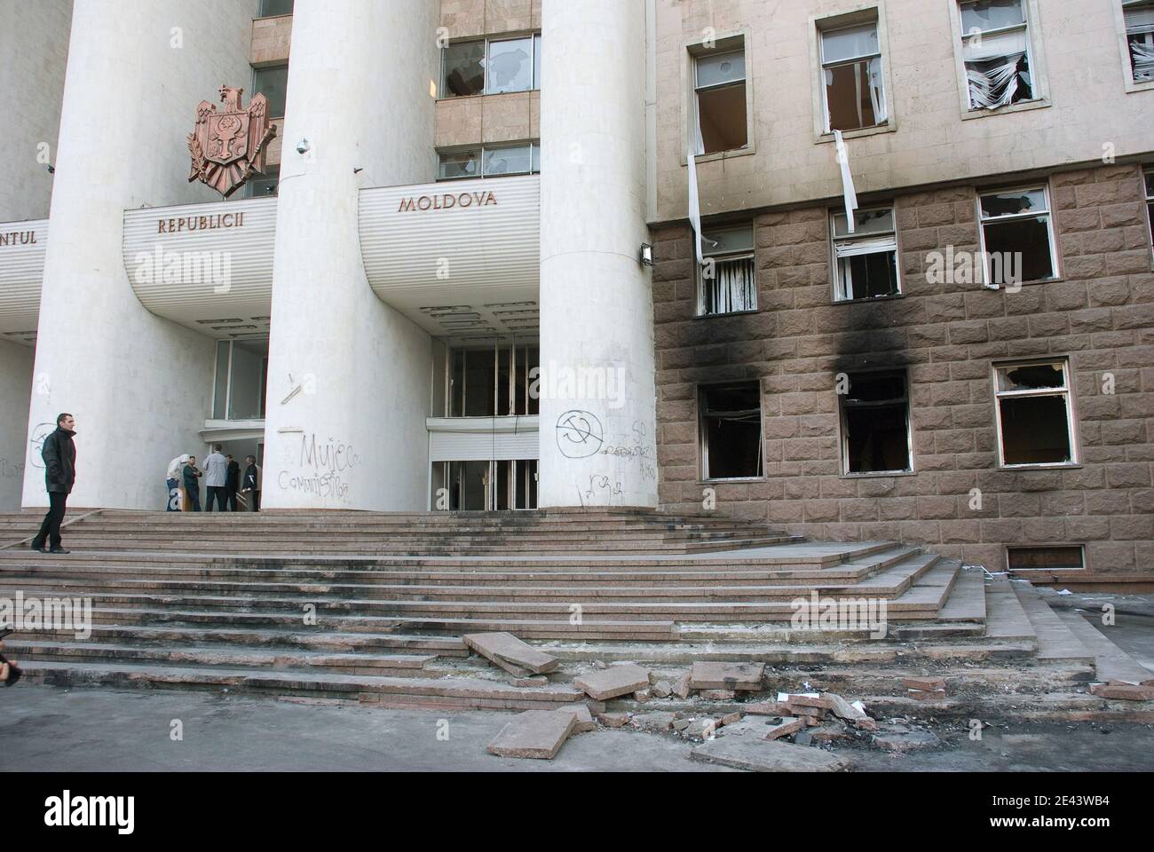 Studenten und Demonstranten haben am 8. April 2009 das parlament des Landes in Chisinau, Moldawien, angegriffen, um gegen den Sieg der regierenden Kommunistischen Partei von Präsident Voronin zu protestieren. Regierungsfeindliche Unruhen in Moldawien haben einen langjährigen diplomatischen Streit mit Rumänien entflammt, was das Ziel von Bukarest, seinen kleineren Nachbarn auf engere Beziehungen zur Europäischen Union zu bringen, erschwert. Moldawiens kommunistischer Präsident Vladimir Voronin beschuldigte das benachbarte Rumänien, versucht zu haben, seine Regierung zu stürzen, und ordnete Massenverhaftungen von Demonstranten im ärmsten Staat Europas an. Die EU sagte, sie sei zutiefst besorgt Stockfoto